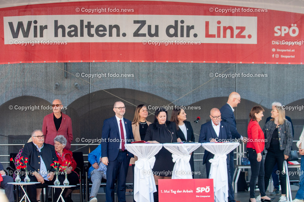 Hauptplatz Linz_ 1. Mai Umzug 2025_ 01.05.2025-16 | 01.05.2025, Hauptplatz Linz, AUT, Hauptplatz Linz, im Bild 1. Mai Umzug 2025 Linz Hauptplatz, SPOE, Dietmar Prammer (SP, Bgm. der Stadt Linz), Tina Bloechl (SP, Vize-Bgmin. der Stadt Linz), Karin Hoerzing (SP, Vize-Bgmin. der Stadt Linz)