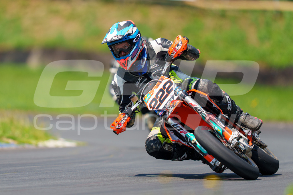 G-Cup + Supermoto Staatsmeisterschaft + Hungarian Supermoto Championship | GRIPcapture steht für authentische Sportfotografie in Österreich – für Momente, die mehr sind als Geschwindigkeit oder Ergebnis. Es geht um Emotion, Spannung, Fokus und den Augenblick, der oft nur einen Wimpernschlag dauert.Ob Motorsport, Teamsport oder 