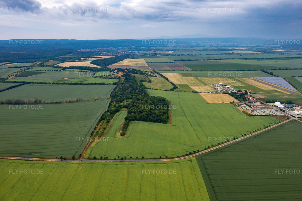 Luftbild: Gegensteine und Flugplatz im Ortsteil Asmusstedt in Ballenstedt im Bundesland Sachsen-Anhalt in Deutschland. Foto: IMG_136398.jpg vom 16.06.2023 durch Werner Riehm/FLY-FOTO.de