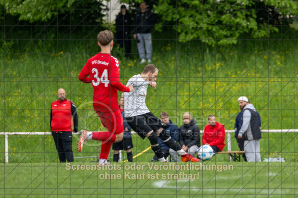 20250504_161603_0163 | #,TB Holzheim (weiß) vs. 1.FC Donzdorf II (rot), Fussball, Kreisliga B10 - Bezirk Neckar/Fils, 25. Spieltag, Saison 2024/2025, Jura-Rasensportplatz, Manzenstraße 60, 73037 Göppingen, 04.05.2025 - 15:00 Uhr,Foto: PhotoPeet-Sportfotografie/Peter Harich