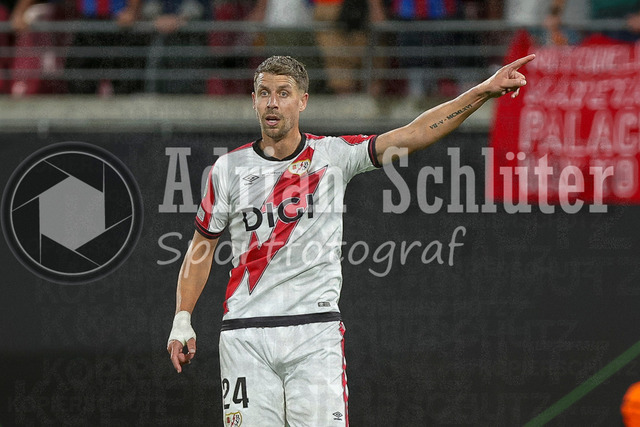 27.05.2026, EUR, Fussball, Herren, Conference League Finale, Saison 2025/2026, Crytsal Palace F.C. - Rayo Vallecano de Madrid | Florian Lejeun (Rayo Vallecano, #24) gestikuliert, Gestik und Mimik