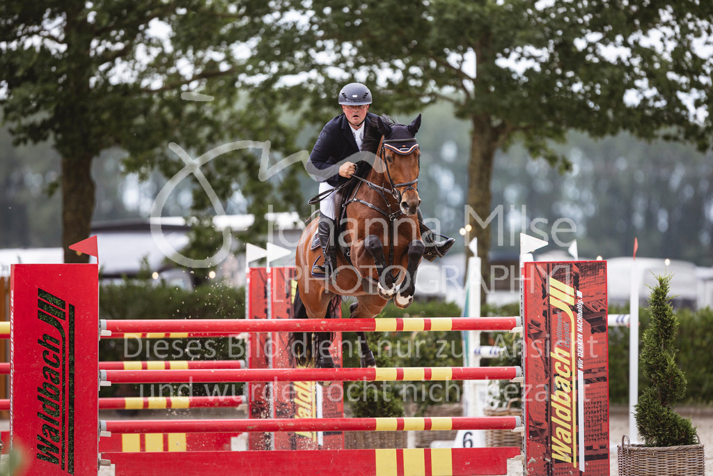 240616_Lemwerder_M2-Springen-555 | Deine schönsten Turniermomente als professionelle Fotos! Entdecke hochwertige Pferdesport-Fotografie im Online-Shop. Jetzt Fotos finden & bestellen!