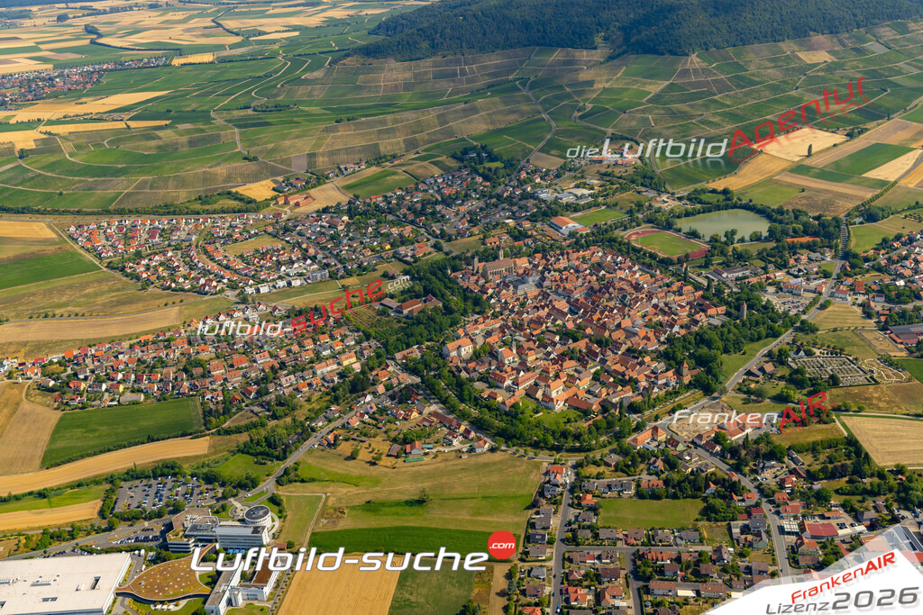 Das Luftbild zeigt :  Iphofen - Die Luftaufnahme wurde 2023 vom UL-Flugzeug aus erstellt ( keine Drohne ) - Hochauflösende Luftaufnahme - Für grossformatige Ausdrucke geeignet. Die Geschenkidee !Mit Lizenz und Bildrechte bestellbar