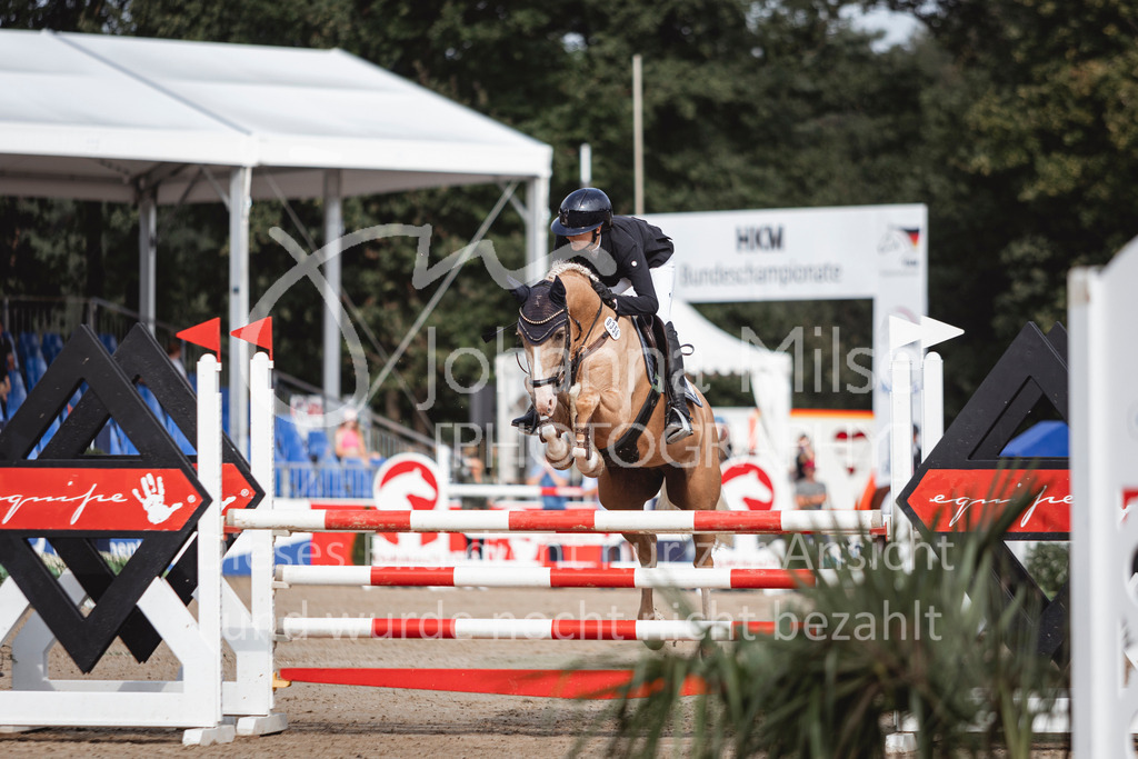 240906_BuCha_Pony-L-6j-252 | Deine schönsten Turniermomente als professionelle Fotos! Entdecke hochwertige Pferdesport-Fotografie im Online-Shop. Jetzt Fotos finden & bestellen!