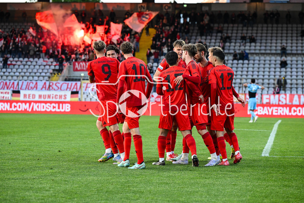 FC Bayern Amateure - Türkgücü München | Jubel der Bayern Amateure nach dem Treffer zum 5-0 durch Samuel UNSOELD (FC Bayern München II #9) / Tor / Torschuetze / Freude / Happy / Regionalliga Bayern: FC Bayern Muenchen II - Tuerkguecue Muenchen, Gruenwalder Stadion am 09.05.2025