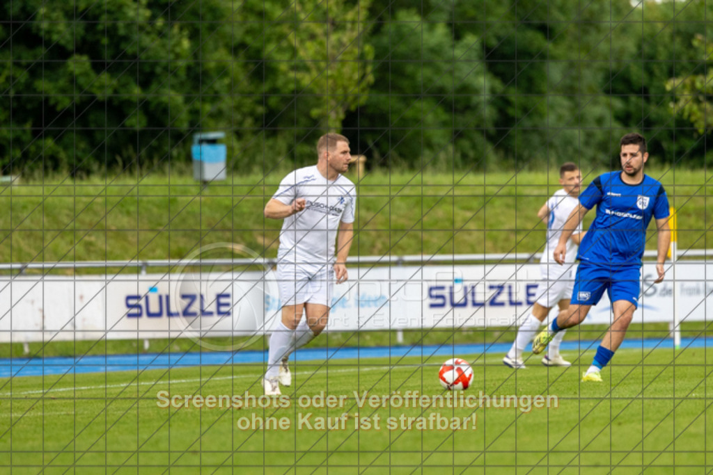 20250529_174441_0168 | #,  VfL Kirchheim (blau) vs. 1.FC Eislingen (weiß), Fußball, Bezirkspokal Finale - Bezirk Neckar/Fils, 2024/2025, Rasenplatz VfL Stadion Kirchheim, Jesinger Straße 105, 73230 Kirchheim, 29.05.2025 - 16:30 Uhr,Foto: PhotoPeet-Sportfotografie/Peter Harich