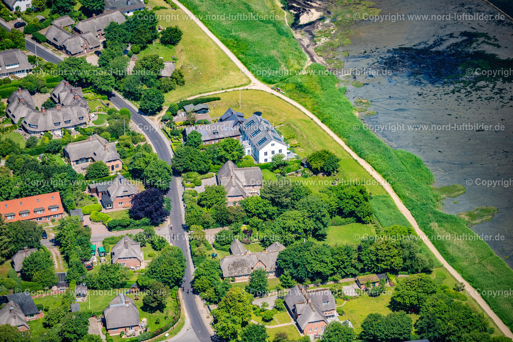 Sylt_Keitum_Am_Kliff_ELS_0069210625 | KEITUM 21.06.2025 Ortsansicht an der Meeres-Küste Straße Am Kliff in Keitum auf der Insel Sylt im Bundesland Schleswig-Holstein, Deutschland. // View of the sea coast street Am Kliff in Keitum on the island of Sylt in the federal state of Schleswig-Holstein, Germany. Foto: Martin Elsen