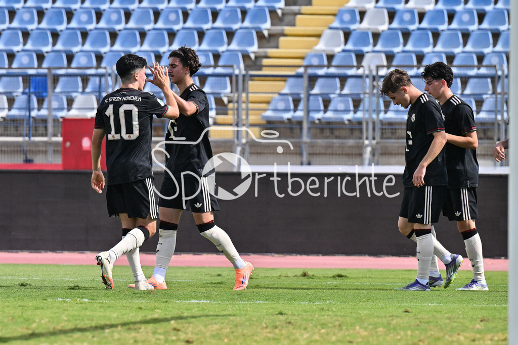 Papohs FC U19 - FC Bayern München U19 | Jubel der Bayern nach dem Treffer zum 0-1 durch Guido DELLA ROVERE (FCB #9) / Tor / Torschuetze / Freude / Happy / UEFA Youth League: Paphos FC U19 - FC Bayern München U19; Stelios Kyriakides Stadium am 30.09.2025