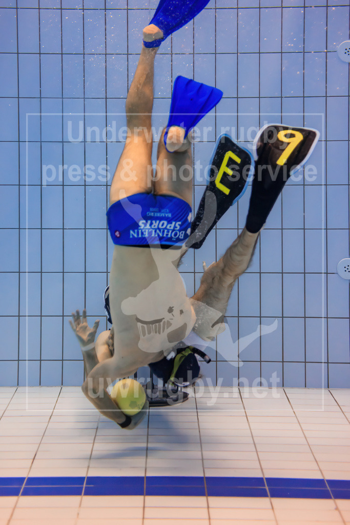 Underwater rugby action press picture | Bamberg, Germany - March 04 2023: Underwater rugby training camp of the Tauchclub Bamberg together with the Austrian national team. - Realisiert mit Pictrs.com