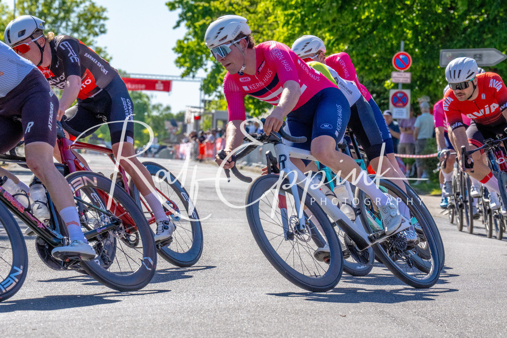 Spurt in den Mai 2026 - Großer Preis der Sparkasse Neuss | Annual one-day road cycling race "Großer Preis der Sparkasse Neuss" held in Büttgen, Germany, organized by VfR Büttgen 1912 e.V. The event features multiple races across all age categories from U11 youth to Elite men. - Realisiert mit Pictrs.com