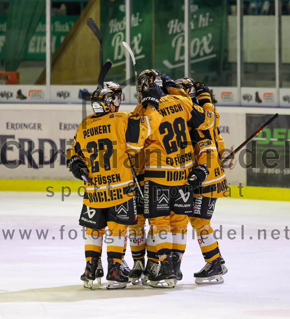 2026-02-27_151_TSV_Erding_gegen_EV_Fuessen | Erding, Deutschland, 27.02.2026:Eishockey, Oberliga Süd 2025 / 2026, 51. Spieltag, TSV Erding gegen EV Füssen, Endergebnis: 2:4Jakob Peukert (EV Füssen, #27), Nicolas Jentsch (EV Füssen, #28)Foto: Christian Riedel / fotografie-riedel.net