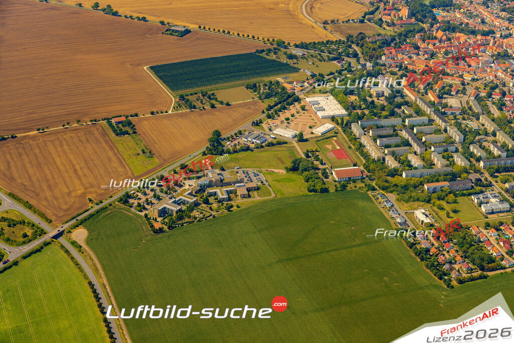 Neues Schrägluftbild von Querfurt - Die Luftaufnahme wurde 2025 vom UL-Flugzeug heraus erstellt ( keine Drohne ) - Hochauflösende Luftaufnahme - für professionelle Ausdrucke geeignet.Infos zur&nbsp;Lizenzierung der Luftaufnahme:&nbsp;Lizenz / Bildrechte.Wir fliegen auch dieses Jahr wieder in Ihre Region&nbsp;um Luftbilder zu erstellen.-Hier erhalten Sie&nbsp;Ihr&nbsp;&nbsp;Luftbild-Angebot.