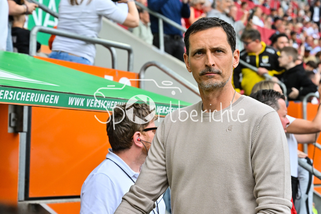FC Augsburg - SG Eintracht Frankfurt | im Bild Dino TOPPMOELLER Trainer Eintracht Frankfurt  vor der Partie in Augsburg / Einzelfoto / Freisteller / Bundesliga: FC Augsburg - Eintracht Frankfurt, WWK Arena am 20.04.2025