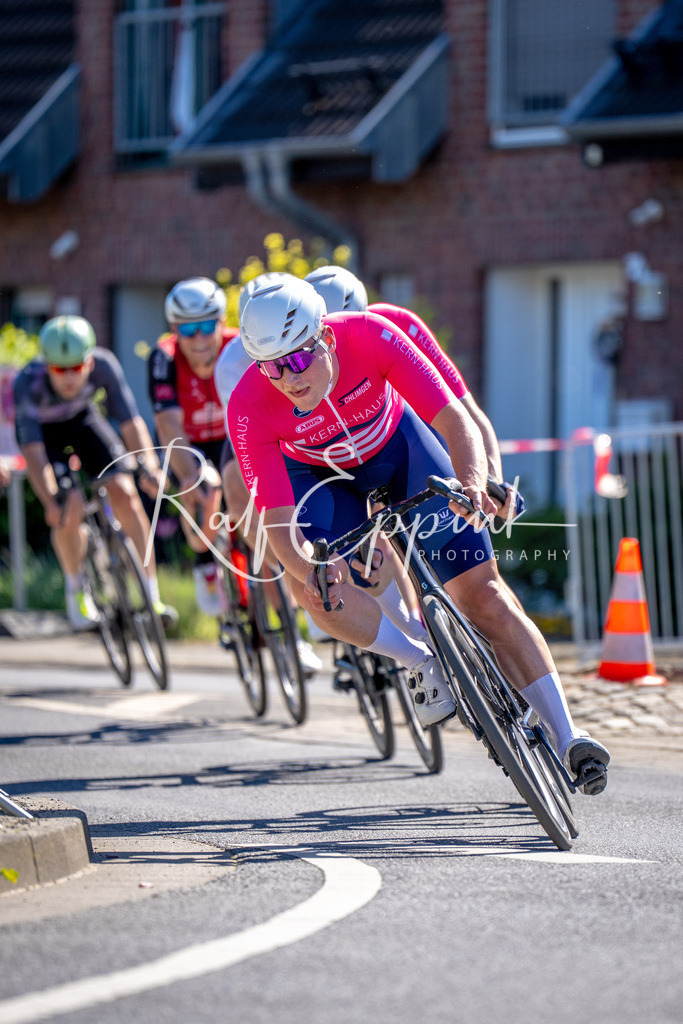Spurt in den Mai 2026 - Großer Preis der Sparkasse Neuss | Annual one-day road cycling race "Großer Preis der Sparkasse Neuss" held in Büttgen, Germany, organized by VfR Büttgen 1912 e.V. The event features multiple races across all age categories from U11 youth to Elite men. - Realisiert mit Pictrs.com