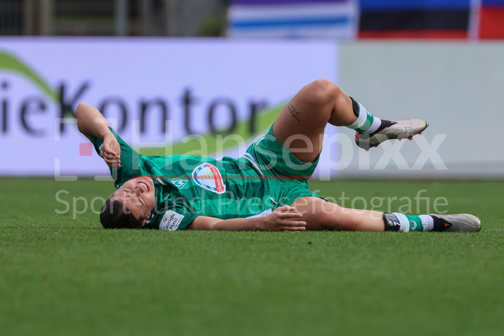 Fussball, Google Pixel Frauen-Bundesliga, SV Werder Bremen - 1. FFC Turbine Potsdam | v.li.: Larissa Mühlhaus (SV Werder Bremen, 7) liegt verletzt am Boden, Verletzung, Schmerzen, schmerzverzerrtes Gesicht, DIE DFB-RICHTLINIEN UNTERSAGEN JEGLICHE NUTZUNG VON FOTOS ALS SEQUENZBILDER UND/ODER VIDEOÄHNLICHE FOTOSTRECKEN. DFB REGULATIONS PROHIBIT ANY USE OF PHOTOGRAPHS AS IMAGE SEQUENCES AND/OR QUASI-VIDEO.
