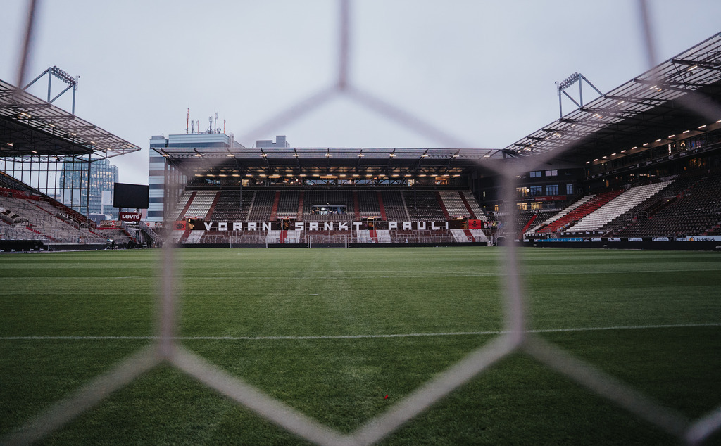 HEV06602 | Der offizielle Shop für FC St. Pauli Fotos. Wähle aus Spielszenen & Fanmomenten dein FCSP Wunschformat. Wir liefern Millerntor-Atmosphäre.