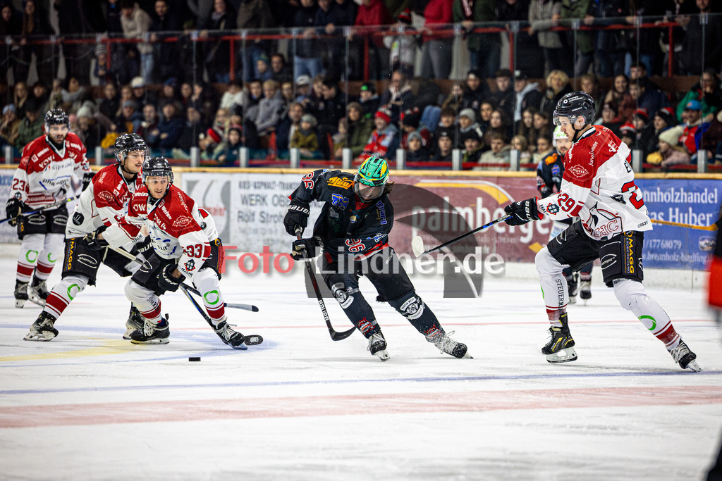 Peißenberg MINERS gegen EHC Königsbrunn | Eishockey Bayernliga 2025/26 Vorrunde 7. Spieltag, Peißenberg MINERS gegen EHC Königsbrunn, 20251102,Xaver SCHULER (MINERS 96) in Aktion, Zuschauer im Hintergrund,2025-11-02 in Peißenberg (flatbuy Arena Peißenberg), Xaver SCHULER (MINERS 96)Copyright: WolfgangxLindner www.foto-lindner.de