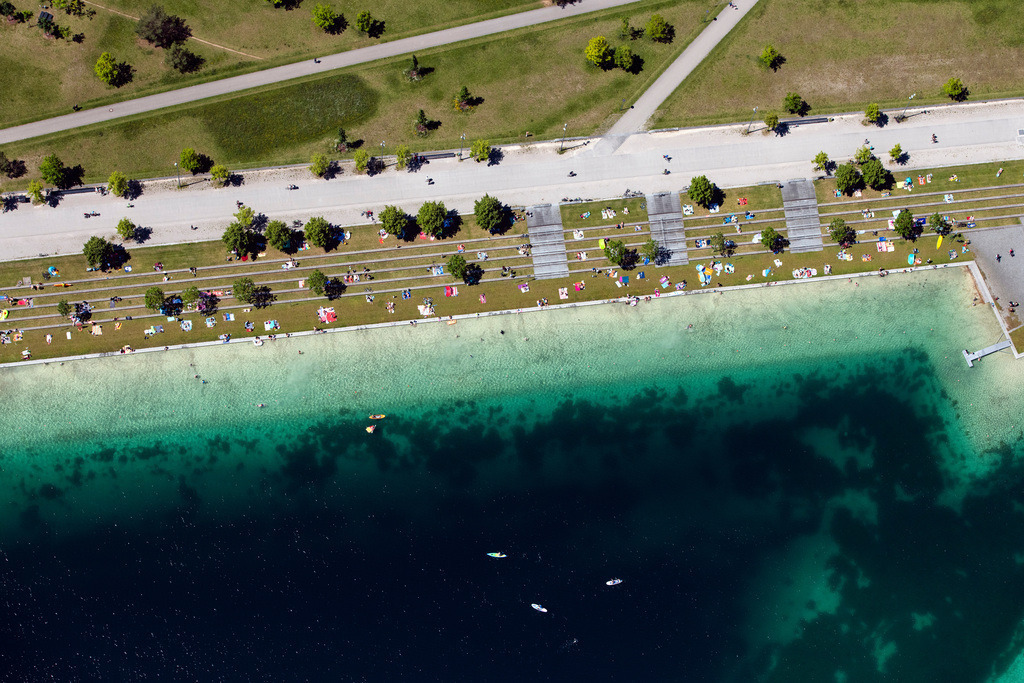 dr__0054614.jpg | MüNCHEN 12.06.2020 Uferbereiche am Seegebiet des " Riemer See " mit Badegästen im Riemer Park im Stadtteil Trudering-Riem in München im Bundesland Bayern, Deutschland. // Shore areas at the lake area of a??a??the "Riemer See" in the Riemer Park in the district of Trudering-Riem in Munich in the state Bavaria, Germany. Foto: Daniel Reiter