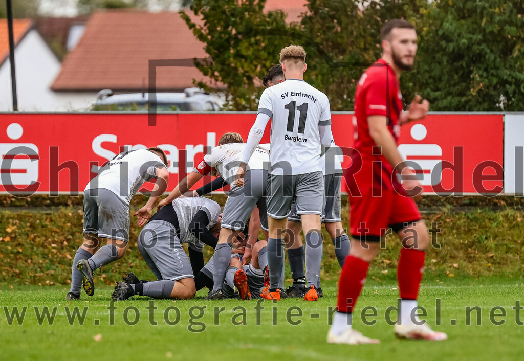 2023-10-15_011_SV_Eintracht_Berglern_gegen_FC_Tuerkguecue_Erding | Berglern, Deutschland, 15.10.2023:
Fußball, Kreisklasse 2023 / 2024, 10. Spieltag, SV Eintracht Berglern gegen FC Türkgücü Erding, Endergebnis: 1:0

Jubel nach dem 1:0 durch Michael Faltermeier (SV Eintracht Berglern, #10), Maurice Steck (SV Eintracht Berglern, #11)

Foto: Christian Riedel / fotografie-riedel.net