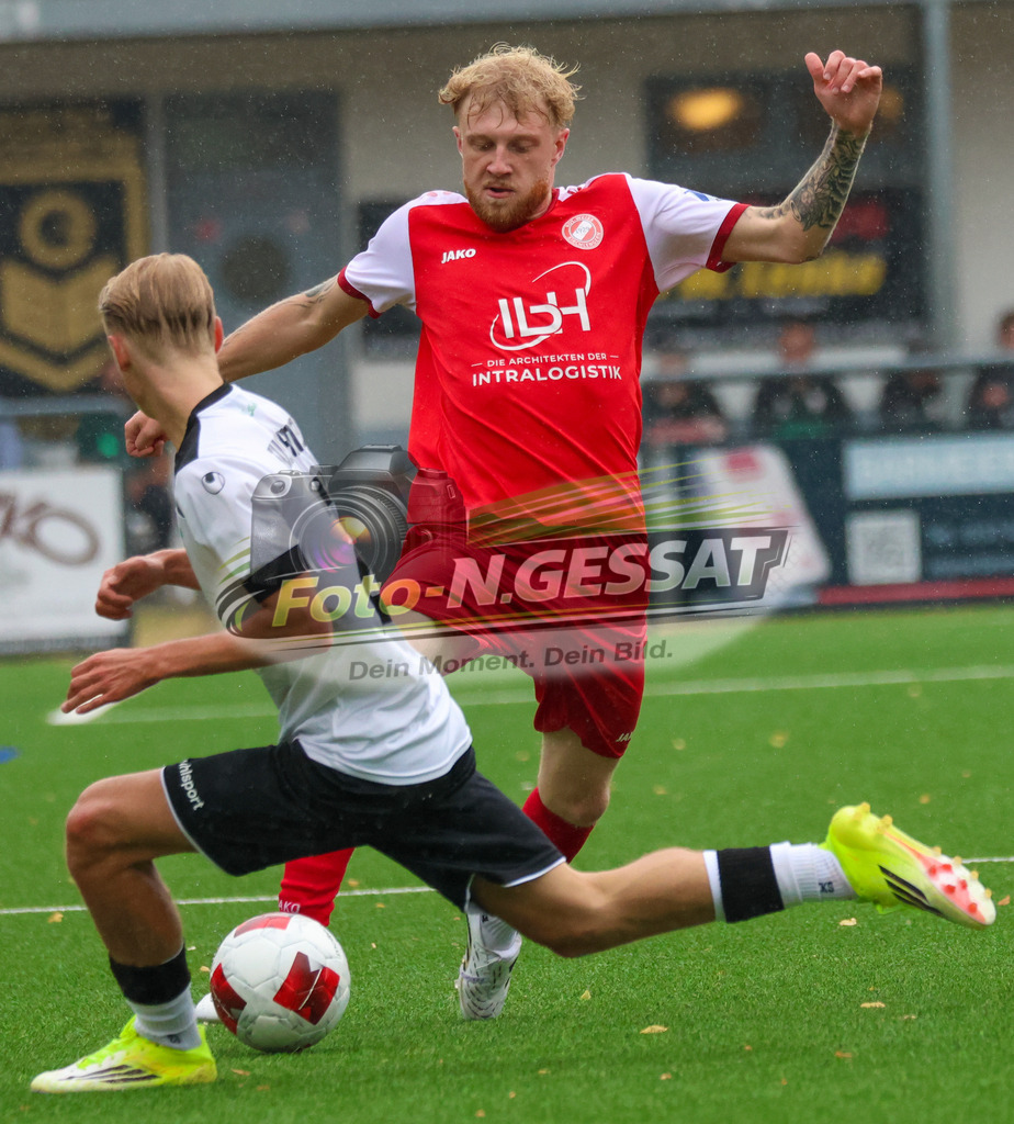 FC RW Kirchlengern - Post TSV Detmold | Auf dem Bild zu sehen: Rot FC RW Kirchlengern: Jan Luka Kollmeier ; weiß TuS Ahmsen v.l.: Jannik MüntenerFC RW Kirchlengern, TuS Ahmsen, Saison 26/27, Testspiel, Deutschland - Realisiert mit Pictrs.com