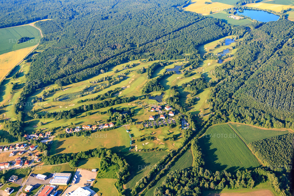 Vue aérienne: Étangs et greens du club de golf de Baden-Baden Soufflenheim à Soufflenheim dans le département Bas Rhin, France – .Photo: IMG_082923.jpg prise le 26/06/2015 par Werner Riehm/FLY-FOTO.eu – Résolution de l'original: 5472 x 3648 px