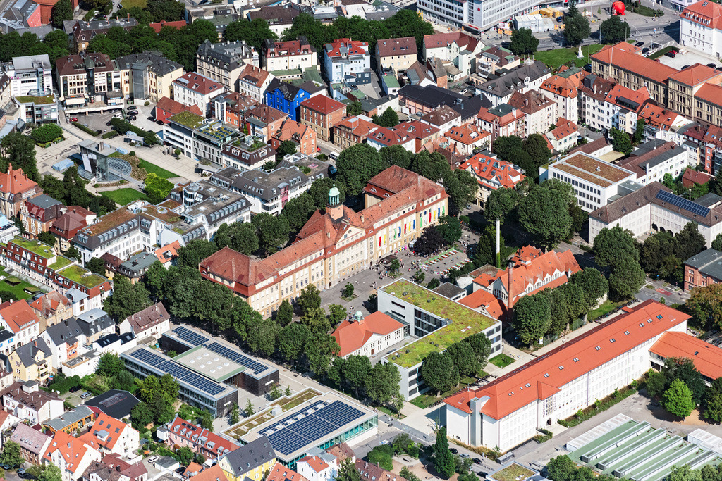 dr__0069428.jpg | LUDWIGSBURG 23.07.2021 Schulgebäude des Gymnasium Mörike-Gymnasium Ludwigsburg in Ludwigsburg im Bundesland Baden-Württemberg, Deutschland. // School building of the Moerike-Gymnasium Ludwigsburg in Ludwigsburg in the state Baden-Wuerttemberg, Germany. Foto: Daniel Reiter