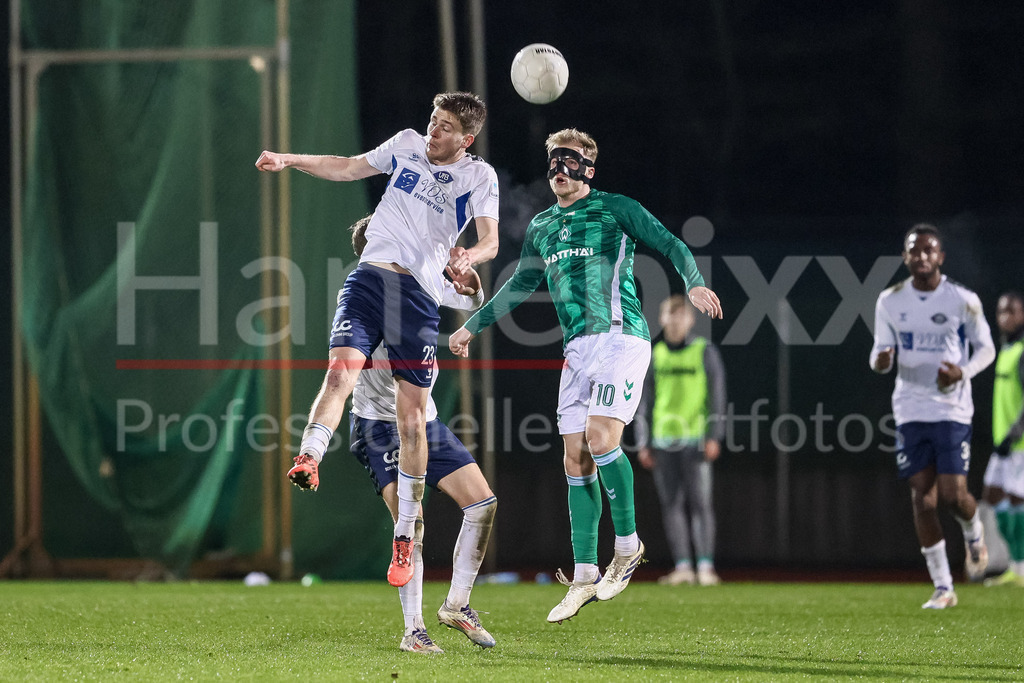 Fussball, Regionalliga Nord, SV Werder Bremen II - VfB Oldenburg | v.li.: Willem Hoffrogge (VfB Oldenburg, 23) und Dennis Lütke-Frie (SV Werder Bremen II, 10) im Kopfballduell, Kopfball, Zweikampf, Action, Aktion, Spielszene