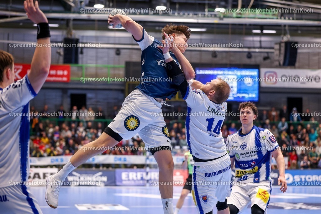 BHC11122501107 | 11.12.2025, Handball, HBL, Bergischer HC - ThSV Eisenach, Unihalle Wuppertal: Soeren Steinhaus (BHC #53) im Zweikampf gegen  Peter Walz (Eisenach #14) 