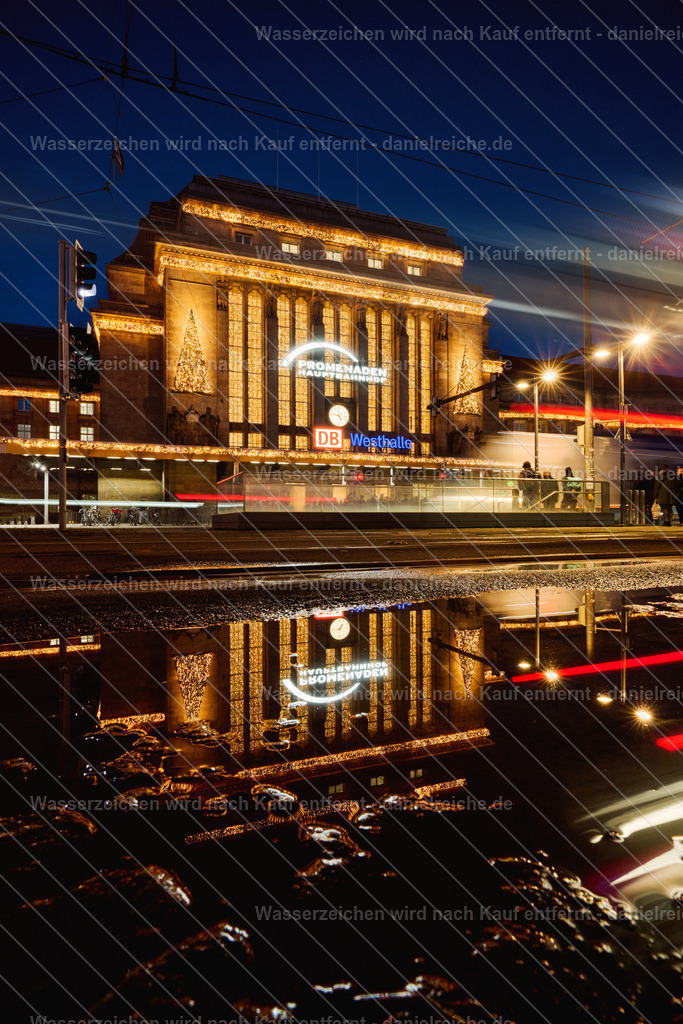 Hauptbahnhof Leipzig im Dezember 2025 mit Weihnachtsbeleuchtung | Hauptbahnhof Leipzig im Dezember 2025 mit Weihnachtsbeleuchtung - Realisiert mit Pictrs.com