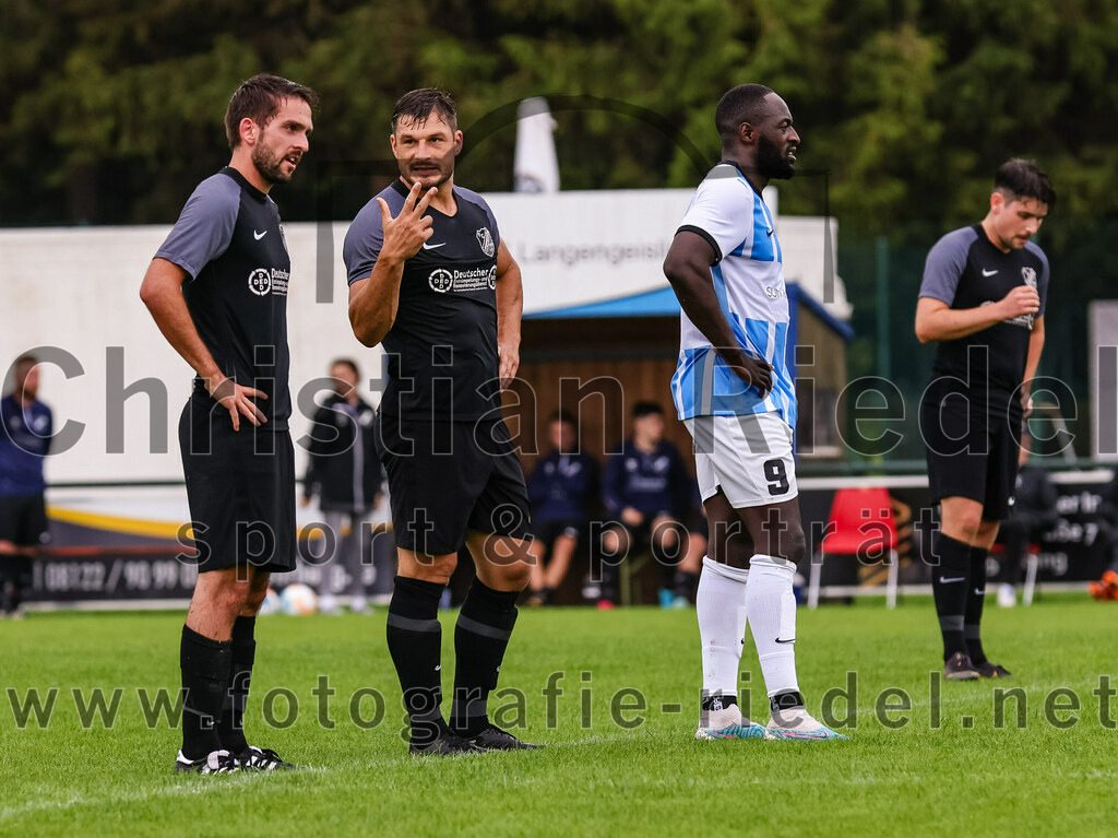 2023-08-05_119_FC_Langengeisling_gegen_SVN_Muenchen | Erding, Deutschland, 05.08.2023:
Fußball, Bezirksliga Oberbayern Ost 2023 / 2024, 2. Spieltag, FC Langengeisling gegen SVN München, Endergebnis: 1:3

Lucas Seeholzer (FC Langengeisling, #2), Andreas Buchberger (FC Langengeisling, #5), Rachid Teouri (SVN München, #9)

Foto: Christian Riedel / fotografie-riedel.net