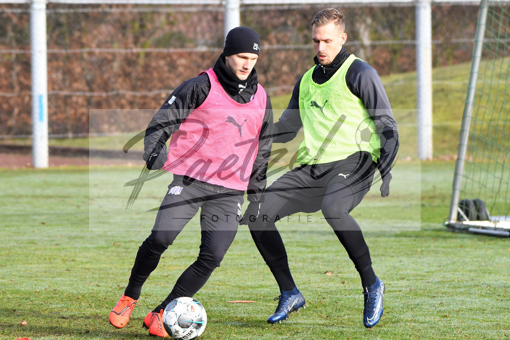 20200126_TRAOSN_0003 | Fußball, Herren: Bryan Henning (VfL Osnabrück) und Maurice Trapp (VfL Osnabrück) im Zweikampf beim Training des VfL Osnabrück am 26.01.2020 im Sportpark Illoshöhe in Osnabrück, Deutschland.(Foto von Nico Paetzel) - Realisiert mit Pictrs.com