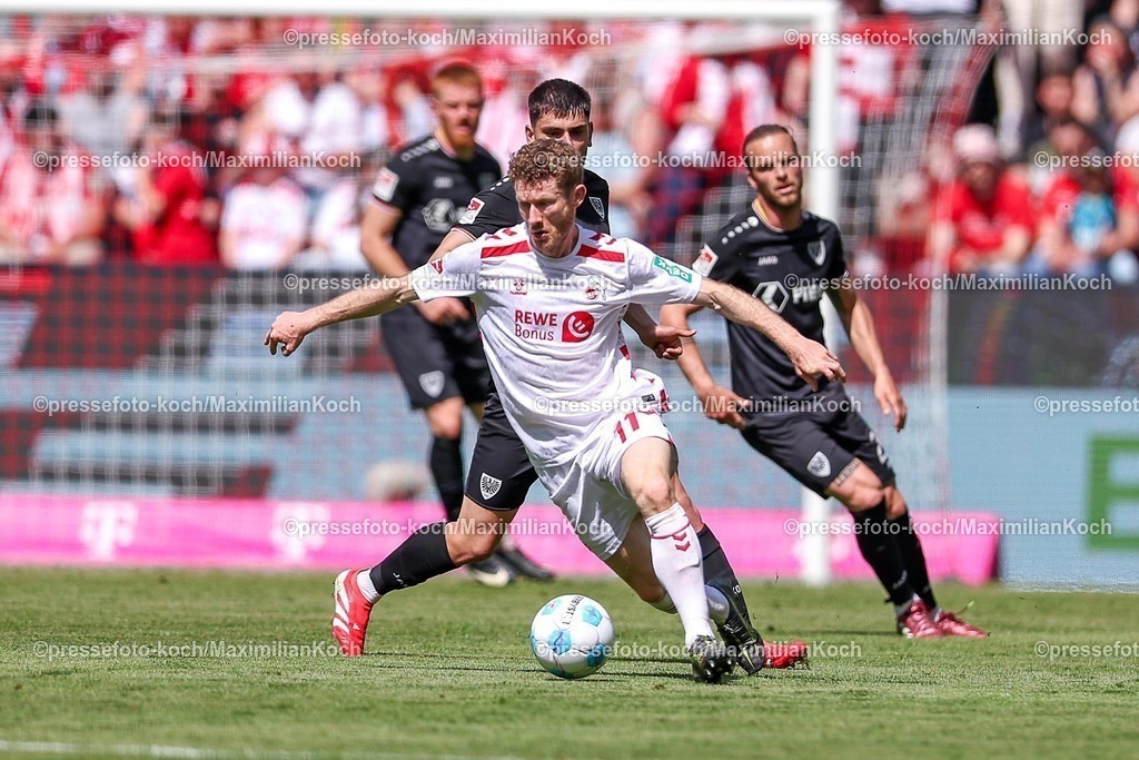 1FC20042501053 | 20.04.2025, Fußball, 1. FC Köln - Preußen Münster, 2.. Fußball Bundesliga, 30. Spieltag, RheinEnergie-STADION, Saison 2024 2025: Florian Kainz (FC Koeln #11) im Zweikampf gegen Malik Batmaz (Preussen Muenster #23) DFB regulations prohibit any use of photographs as image sequences and or quasi-video.