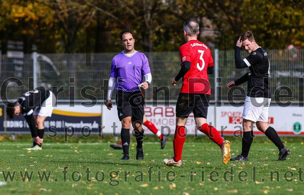 2023-11-05_038_FC_Herzogstadt_gegen_TuS_Oberding | Erding, Deutschland, 05.11.2023:
Fußball, Kreisklasse 2023 / 2024, 14. Spieltag, FC Herzogstadt gegen TuS Oberding, Endergebnis: 4:5

Schiedsrichter Martin Probst, Tobias Stuerzer (TuS Oberding, #3), Martin Ferlisch (FC Herzogstadt, #4)

Foto: Christian Riedel / fotografie-riedel.net