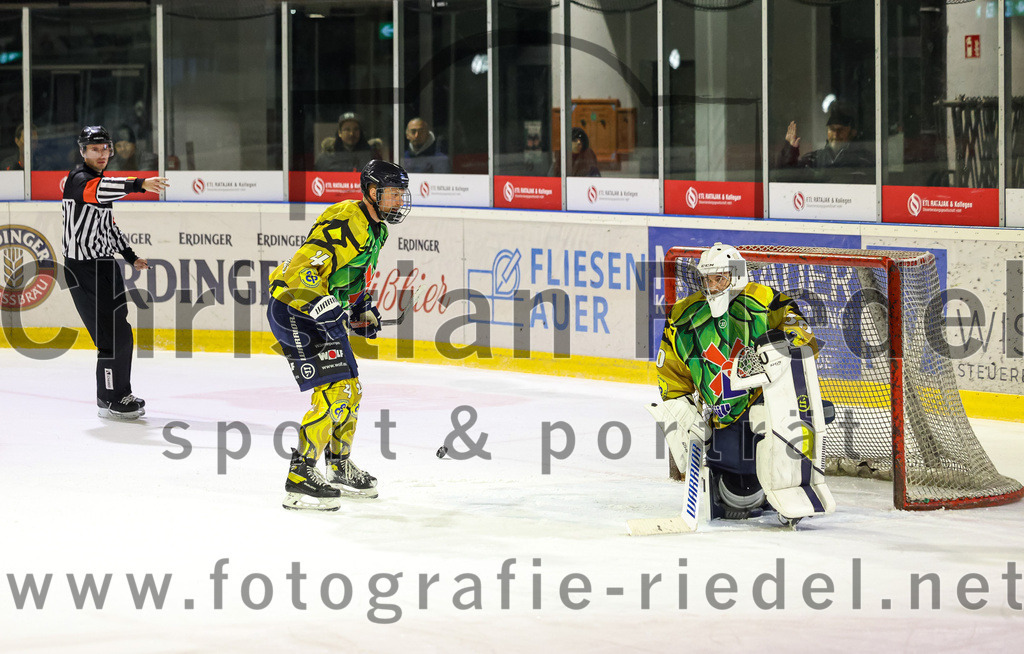 2022-12-16_118_TSV_Erding_gegen_EC_Pfaffenhofen | Erding, Deutschland, 16.12.2022:
Eishockey, Bayernliga 2022 / 2023, 21. Spieltag, TSV Erding gegen EC Pfaffenhofen, Endergebnis: 14:1

Quirin Oexler (EC Pfaffenhofen, #4), Torwart Hannes Kiefer (EC Pfaffenhofen, #30)

Foto: Christian Riedel / fotografie-riedel.net