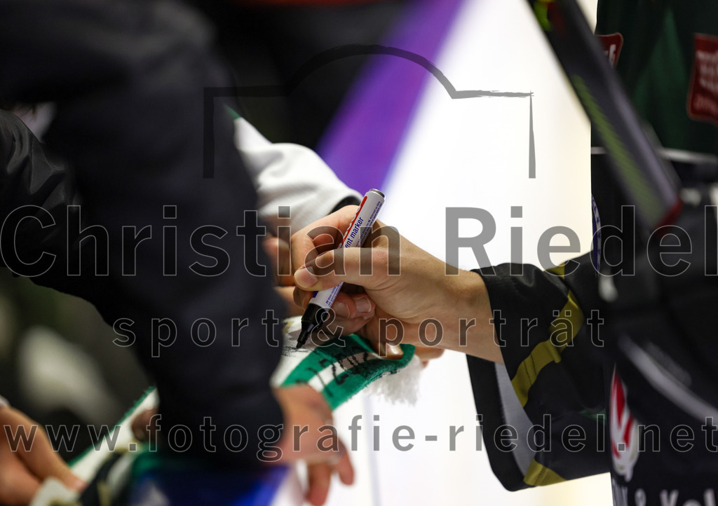 2022-09-23_127_TSV_Erding_gegen_EV_Fuessen | Erding, Deutschland, 23.09.2022:
Eishockey, Bayernliga 2022 / 2023, Testspiel, TSV Erding gegen EV Füssen, Endergebnis: 1:3

Sebastian Busch (Erding Gladiators, #11)

Foto: Christian Riedel / fotografie-riedel.net