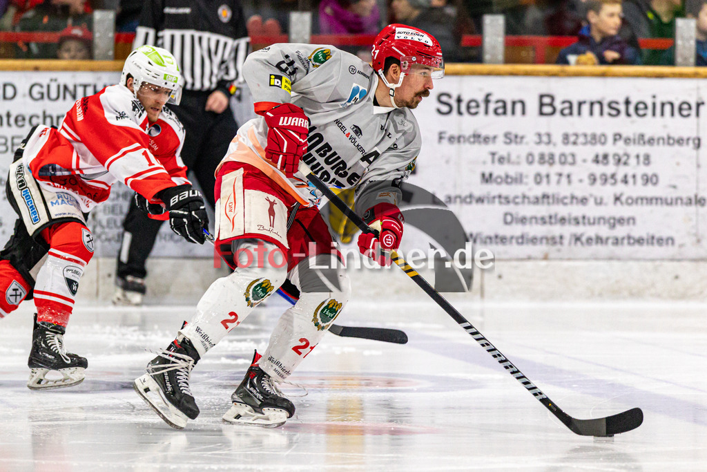 Halbfinale Spiel 3 TSV Peißenberg Miners vs TEV Miesbach | Eishockey Bayernliga Playoffs 2023/2024, Halbfinale Spiel 3 TSV Peißenberg Miners vs TEV Miesbach, 20240315,
Felix FEUERREITER (TEV 21) in Aktion,
2024-03-15 in Peißenberg (Eisstadion)
21 Felix FEUERREITER (TEV 21), 10 Jakob HEIGL (Miners 10)
Copyright: WolfgangxLindner foto-lindner.de