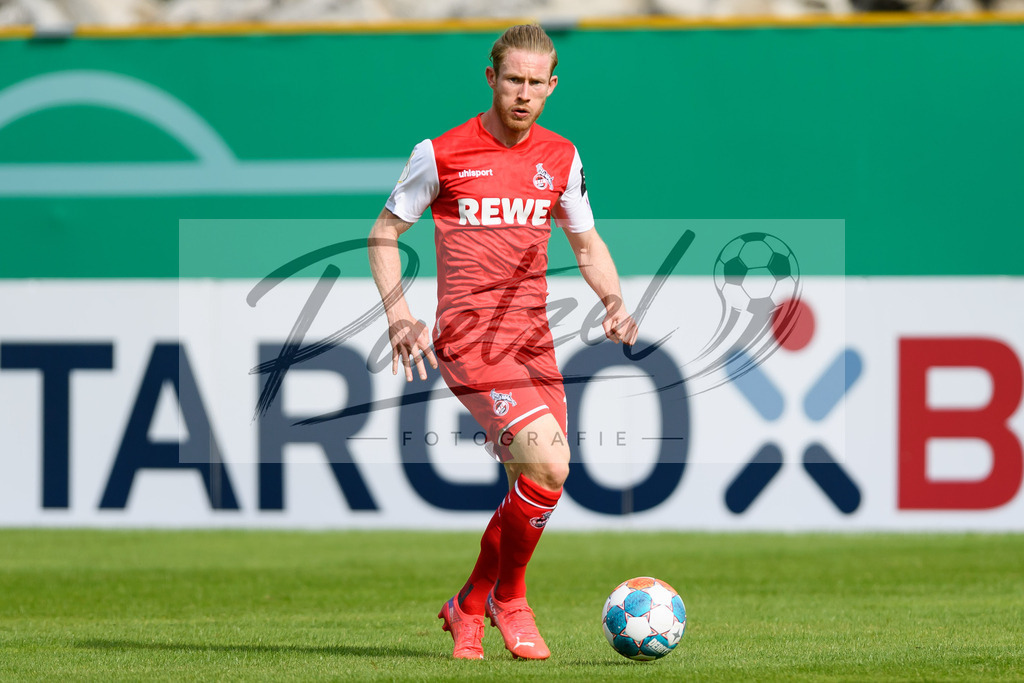 JENKOE20210808_221 | Fussball, Herren: Florian Kainz (1. FC Koeln) in Aktion, am Ball, Einzelaktion beim Spiel der 1. Runde im DFB-Pokal zwischen FC Carl Zeiss Jena und 1. FC Koeln im Ernst-Abbe-Sportfeld am 08.08.2021 in Jena, Deutschland.DFB / DFL REGULATIONS PROHIBIT ANY USE OF PHOTOGRAPHS AS IMAGE SEQUENCES AND/OR QUASI-VIDEO. - Realisiert mit Pictrs.com