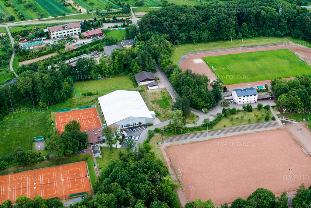 Luftbild: Ensemble der Sportplatzanlagen des 1.FC 08 Birkenfeld e.V. und des TC Birkenfeld e.V in Birkenfeld im Bundesland Baden-Württemberg in Deutschland. Foto: IMG_2521.jpg vom 05.06.2006 durch Werner Riehm/FLY-FOTO.de