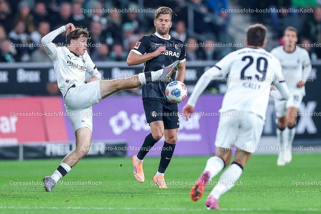BMG05102501121 | 05.10.2025, Fußball, Borussia Mönchengladbach - SC Freiburg, 1. Fußball Bundesliga, Borussia-Park, Saison 2025 2026: Philipp Sander&nbsp;(Borussia Mönchengladbach #16) im Zweikampf gegen  Lucas Höler&nbsp;(SC Freiburg #09) DFB regulations prohibit any use of photographs as image sequences and or quasi-video.