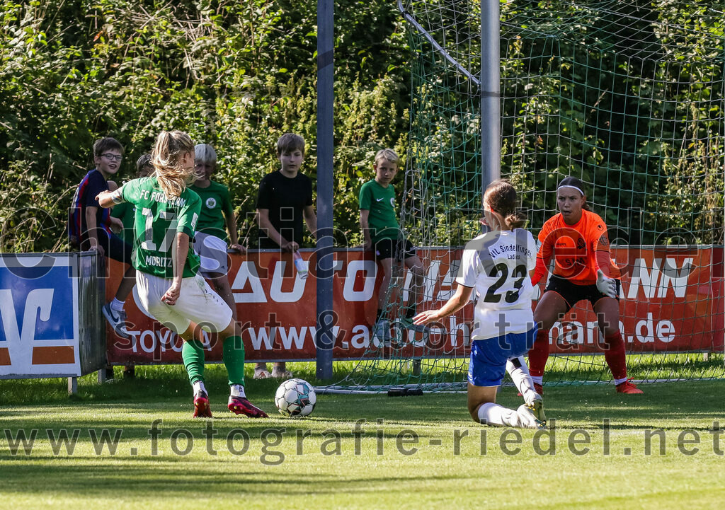 2023-09-16_026_FC_Forstern_gegen_VfL_Sindelfingen_Ladies_I | Forstern, Deutschland, 16.09.2023:
Fußball, B-Juniorinnen-Bundesliga Süd 2023 / 2024, 2. Spieltag, FC Forstern gegen VfL Sindelfingen Ladies I, Endergebnis: 4:1

Yanica Moritz (FC Forstern, #17), Johanna Buck (VfL Sindelfingen Ladies I, #23), Rosanna Schmauder (VfL Sindelfingen Ladies I, #1)

Foto: Christian Riedel / fotografie-riedel.net