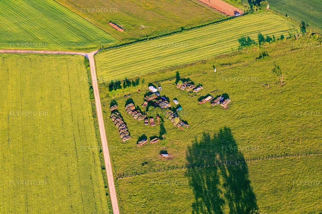 Vue aérienne: Camions militaires désaffectés dans une prairie à Vibersviller dans le département Moselle, France – .Photo: IMG_107399.jpg prise le 19/05/2018 par Werner Riehm/FLY-FOTO.eu – Résolution de l'original: 5472 x 3648 px