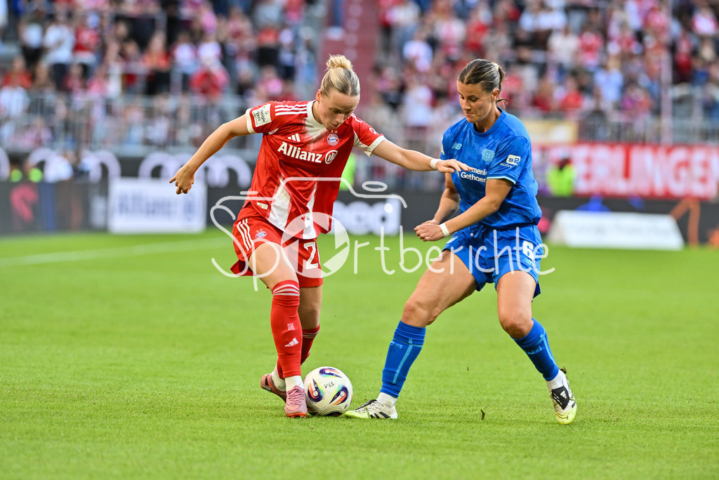 FC Bayern München - Bayer 04 Leverkusen | im Duell Franziska KETT (FC Bayern Frauen 20) und Katharina PILJIC (Bayer Leverkusen Frauen 6) / Zweikampf / Google Pixel Frauen-Bundsliga: FC Bayern München - Bayer 04 Leverkusen; Allianz Arena am 06.09.2025