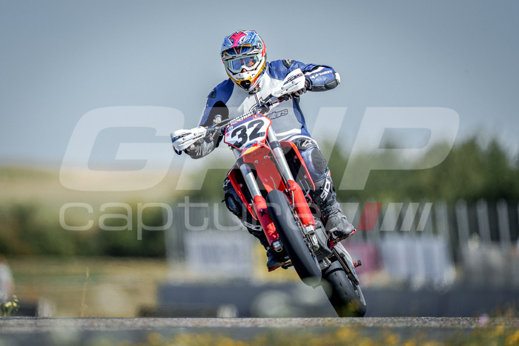 SuperMoto_Staatsmeisterschaft_Fuglau-976 | GRIPcapture steht für authentische Sportfotografie in Österreich – für Momente, die mehr sind als Geschwindigkeit oder Ergebnis. Es geht um Emotion, Spannung, Fokus und den Augenblick, der oft nur einen Wimpernschlag dauert.Ob Motorsport, Teamsport oder 