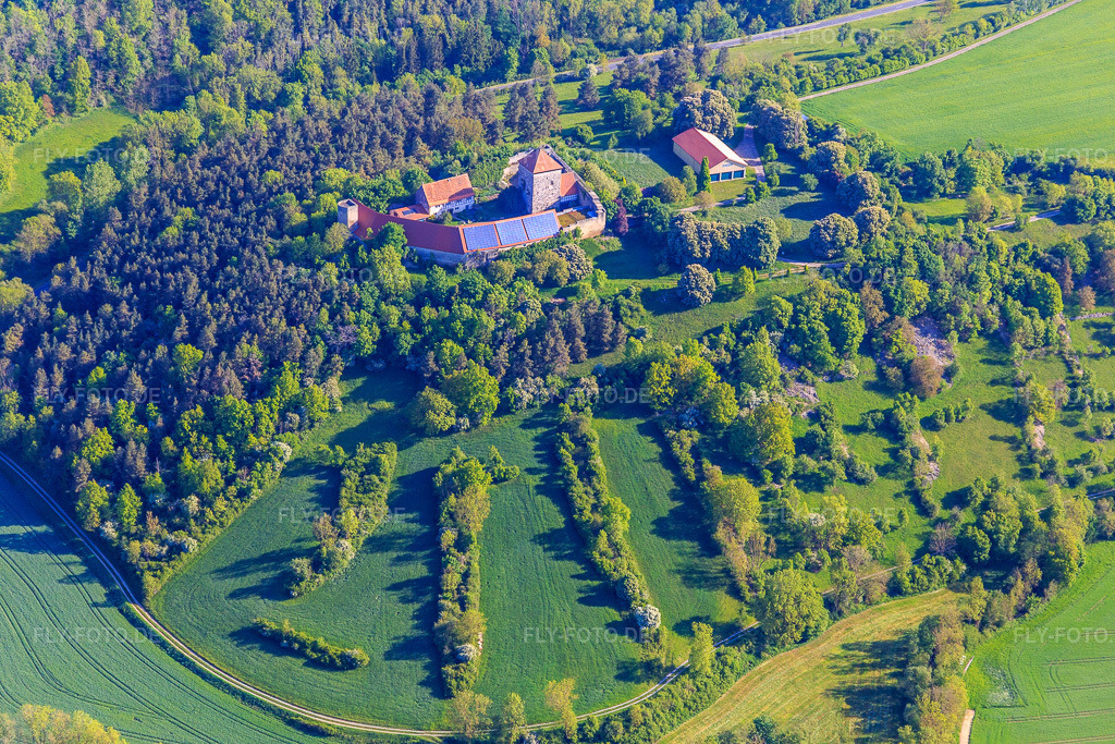 Luftbild: Burg Brauneck mit Photovoltaikdach im Ortsteil Niedersteinach in Creglingen im Bundesland Baden-Württemberg in Deutschland. Foto: IMG_146502.jpg vom 10.05.2025 durch Werner Riehm/FLY-FOTO.de