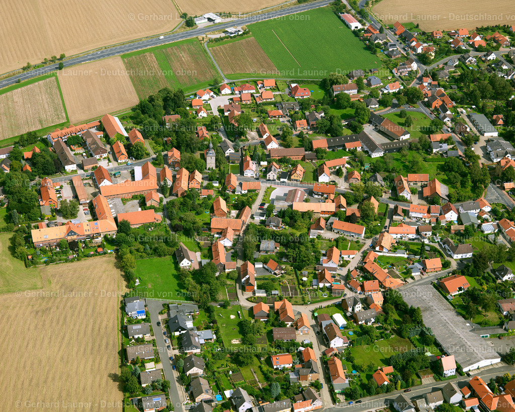 2638745 | HAVERLAH 23.08.2006 Landwirtschaftliche Nutzflächen und Feldgrenzen  umsäumen das Siedlungsgebiet des Dorfes in Haverlah im Bundesland Niedersachsen, Deutschland // Agricultural land and field boundaries surround the settlement area of the village  in Haverlah in the state Lower Saxony, Germany Foto: Gerhard Launer