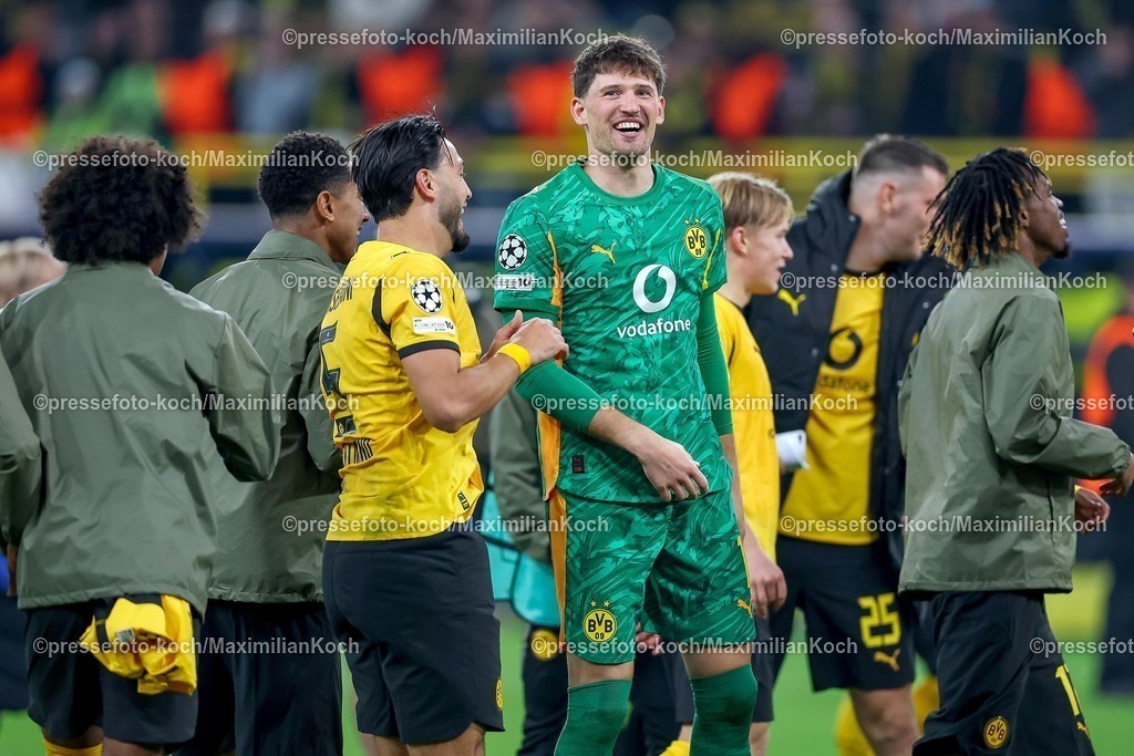 UCL01102501144 | 01.10.2025, Fußball, UEFA Champions League, Borussia Dortmund - Athletic Club Bilbao, BVB Stadion, 2. Spieltag, Saison 2025 2026: Abschlussjubel nach dem 4:1 Sieg des BVB gegen Bilbao.  Ramy Bensebaini (BVB #05) Torwart Gregor Kobel (BVB #01) Regulations prohibit any use of photographs as image sequences and or quasi-video.