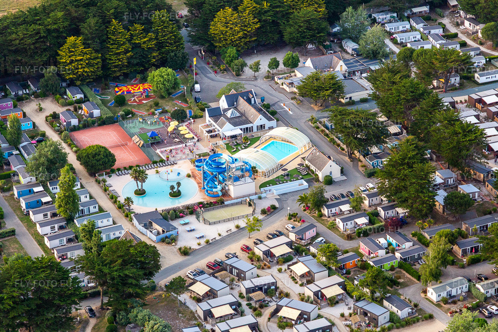 Vue aérienne: Campings Anwb, Yelloh village Camping La Plage à le quartier Penmarc'h-Kerity in Penmarch dans le département Finistère, France – .Photo: IMG_132639.jpg prise le 17/06/2022 par Werner Riehm/FLY-FOTO.eu – Résolution de l'original: 5119 x 3413 px – Camping Penmarc'h 4 étoiles en Finistère | La Plage
