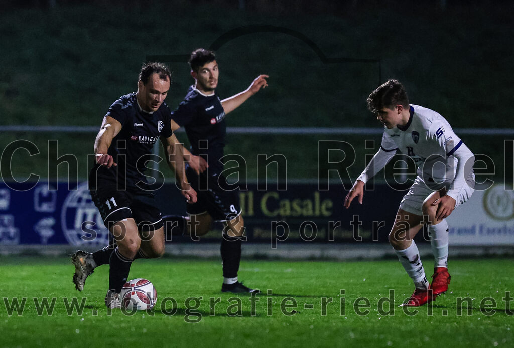 2024-03-15_039_FC_Schwaig_gegen_1_FC_Garmisch-Partenkirchen | Oberding, Deutschland, 15.03.2024:
Fußball, Landesliga Südost 2023 / 2024, 25. Spieltag, FC Schwaig gegen 1. FC Garmisch-Partenkirchen, Endergebnis: 4:0

Markus Straßer (FC Schwaig, #11), Elian Schmitt (1. FC Garmisch-Partenkirchen, #13)

Foto: Christian Riedel / fotografie-riedel.net