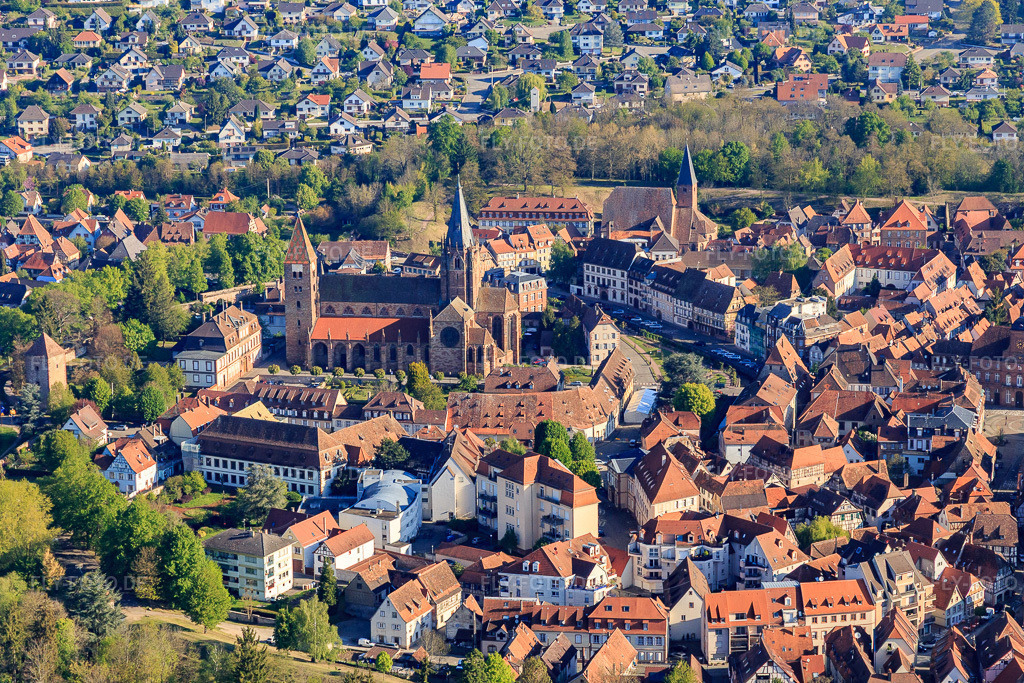 Luftbild: Abbatiale Saint Pierre et Paul von Süden in Wissembourg im Bundesland Bas-Rhin in Frankreich. – Foto: IMG_099295.jpg vom 30.04.2017 durch Werner Riehm/FLY-FOTO.de – Auflösung des Originals: 5203 x 3469 px – Paroisse de Wissembourg