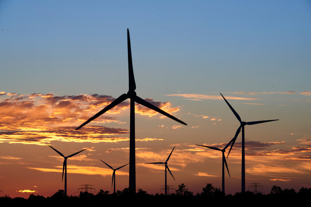 Windpark Bruck, Windraeder im Abendlicht | Bruck, Austria - July 29, 2016: Windpark Bruck, Windraeder im Abendlicht. - Realisiert mit Pictrs.com